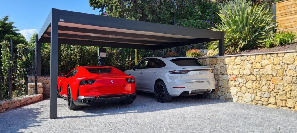 Fabrication et installation de carport sur-mesure à La Rochelle Spécialiste de la fabrication de carport sur-mesure à La Rochelle, nous concevons et installons des carports personnalisés, durables et parfaitement adaptés à votre habitat et aux contraintes climatiques de la Charente-Maritime. Chaque projet est réalisé sur mesure afin de garantir une intégration harmonieuse, une protection optimale des véhicules et une excellente tenue dans le temps. Carport sur-mesure adapté au climat de la Charente-Maritime Le secteur de La Rochelle et du littoral atlantique est exposé au vent, à l’humidité et aux embruns marins. Nos carports sont conçus pour répondre à ces exigences spécifiques grâce à des structures robustes et des finitions adaptées à un environnement extérieur exigeant. Un carport sur-mesure permet de : Protéger efficacement vos véhicules du soleil, de la pluie et des intempéries Limiter l’usure liée au sel et à l’humidité Offrir une alternative esthétique et fonctionnelle au garage traditionnel Fabrication de carport sur-mesure Nous réalisons la fabrication de carports sur-mesure selon vos besoins précis et les contraintes de votre terrain. Chaque carport est conçu après étude technique afin de garantir stabilité, durabilité et conformité aux règles d’urbanisme locales. Nos carports peuvent être réalisés : En version adossée ou autoportée Pour un ou plusieurs véhicules Avec toiture plate ou inclinée Avec des dimensions, coloris et options personnalisés Chaque carport sur-mesure à La Rochelle est unique et pensé pour s’intégrer naturellement à votre extérieur. Installation de carport à La Rochelle et alentours Nous assurons l’installation de carport sur-mesure à La Rochelle et dans les communes environnantes : Aytré, Lagord, Périgny, Châtelaillon-Plage, Rochefort, Île de Ré, Surgères et plus largement en Charente-Maritime. Notre proximité géographique permet : Une étude rapide de votre projet Une installation maîtrisée Un suivi fiable avant, pendant et après la pose Un carport sur-mesure esthétique et fonctionnel Au-delà de son aspect pratique, un carport sur-mesure est un véritable élément architectural. Nous accordons une attention particulière aux lignes, aux proportions et aux finitions afin d’obtenir un rendu cohérent avec votre habitation. Le carport devient ainsi une extension naturelle de votre maison, valorisant votre bien immobilier tout en offrant une solution de stationnement durable. Votre projet de carport sur-mesure à La Rochelle Vous souhaitez faire réaliser un carport sur-mesure à La Rochelle ou en Charente-Maritime ? Nous vous accompagnons dans toutes les étapes de votre projet, de la conception à l’installation. Contactez-nous pour une étude personnalisée et un devis adapté à votre projet de fabrication et pose de carport sur-mesure.