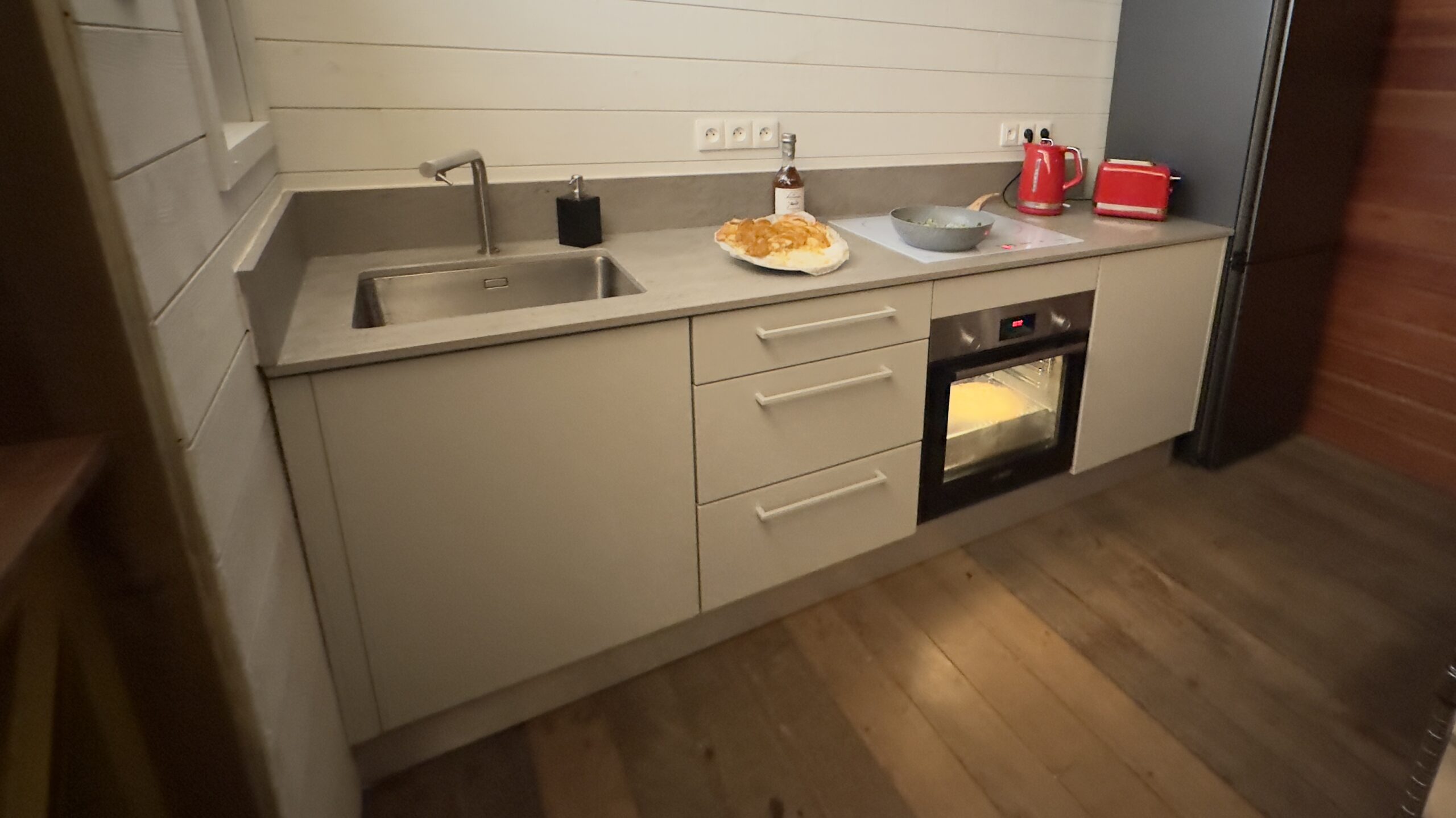 Lire la suite à propos de l’article Cuisine intérieure résistante aux inondations : solution durable pour maisons en zone à risque